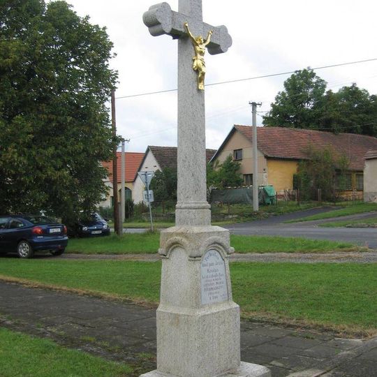 Boží muka při kapli ve středu obce Vracovice