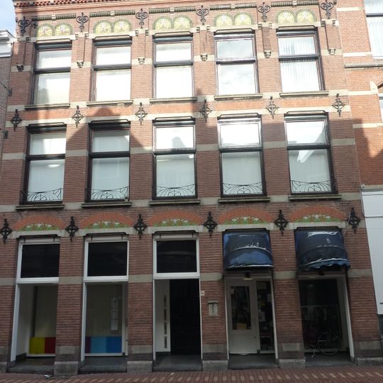 Pand met twee verdiepingen onder schilddak