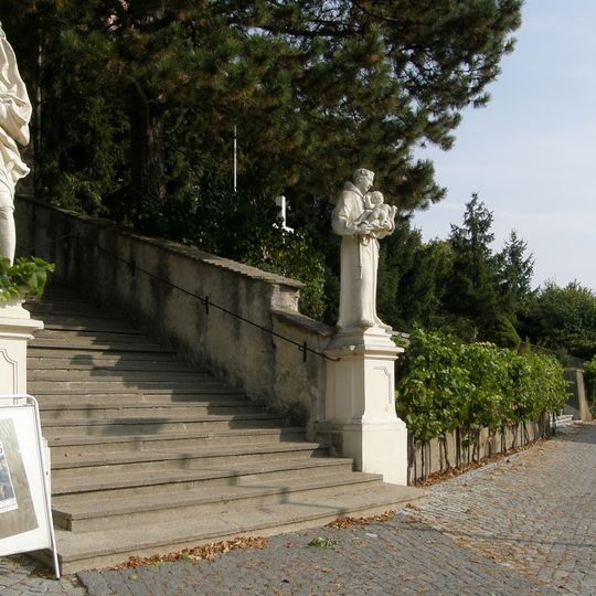 Stiegenaufgang mit 4 barocken Steinskulpturen