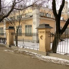 Ограда по улице с воротами (Сокольники)