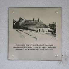 Pamětní deska upomínající na místo, kde v Brně poprvé zazněla píseň Kde domov můj