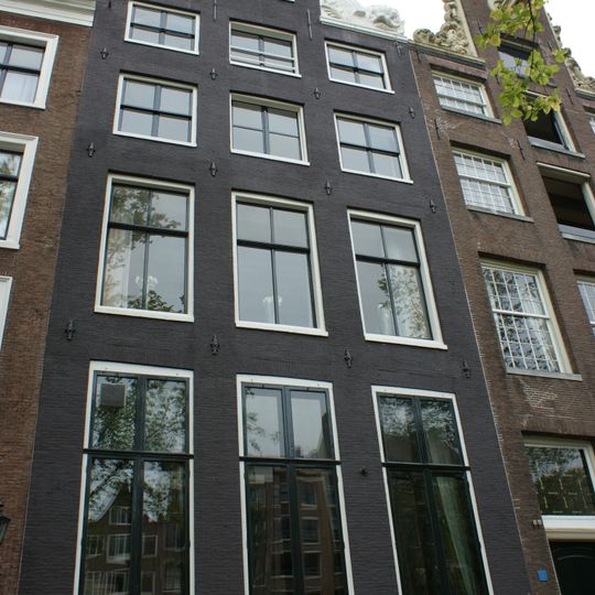 Pand met halsgevel met dolfijnen als vleugelstukken