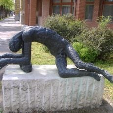 Megfáradt ember szobor