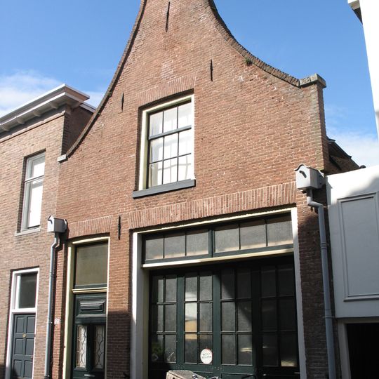 Pand met door driehoekig fronton bekroonde klokgevel