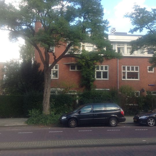 Vier geschakelde eengezinswoningen met houten tuinhek