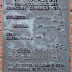Auf der Gedenktafel ist ein Lageplan der zerstörten Synagoge, Schule und des Lehrer- und Rabbinerhauses.