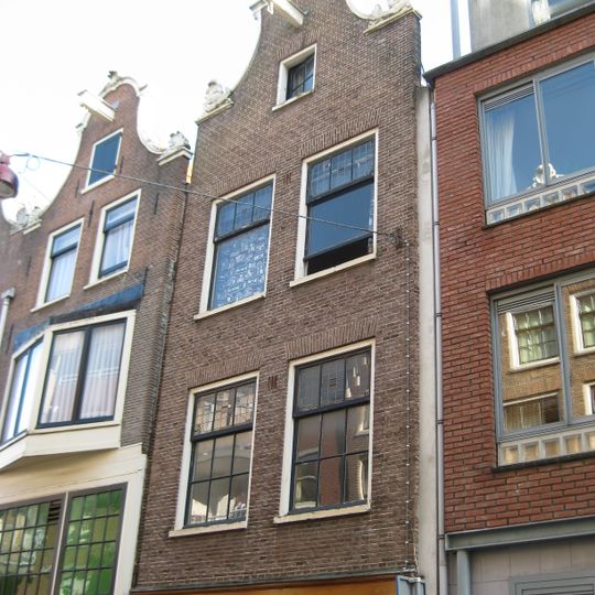 Huis, vanwege de zandstenen onderdelen van de klokvormige top