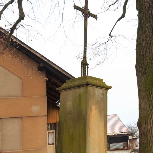 Kříž v Hřibinách v jižní části obce