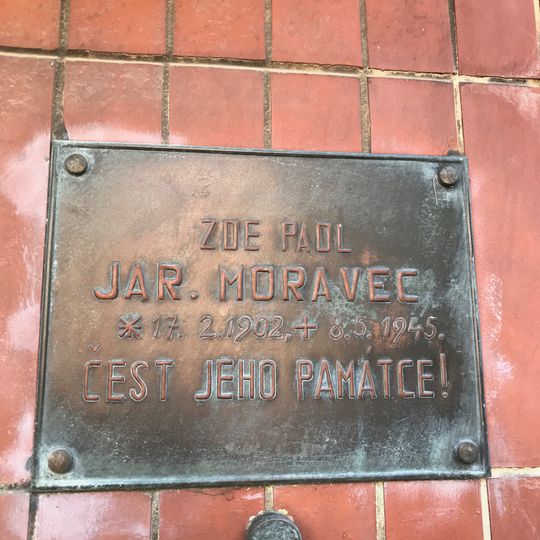 Pamětní deska Jar. Moravce na domě Krchlebská 1890/6 v Praze