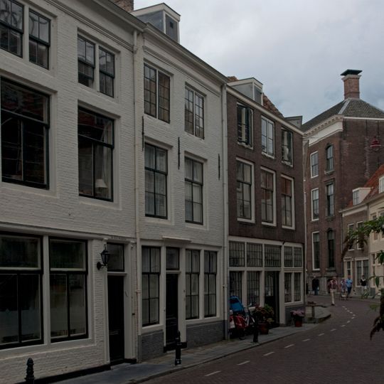 Huis met geverfde lijstgevel