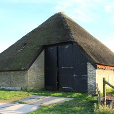 Stolpschuur "Bakkersboe". Fraai in landschap gelegen boet. Stolpschuur. Rieten dak