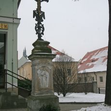 Kříž před budovou archivu v Litomyšli