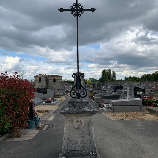 Monument sépulcral des Curés de la Paroisse de Chennevières