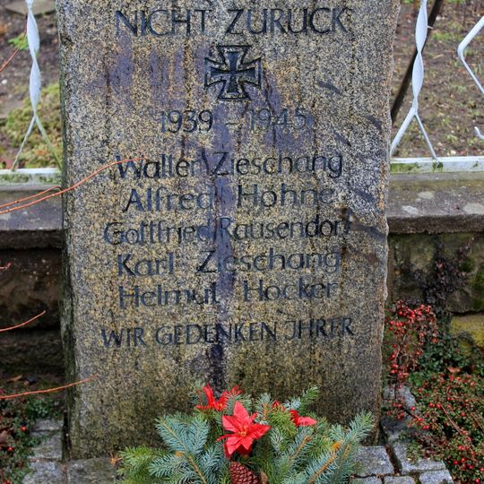 Kreuzstein und Denkmal für die Gefallenen des Zweiten Weltkrieges Muschelwitz 8a