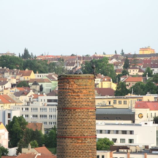 Železná socha na komíně