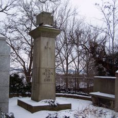 Kriegerdenkmal für die Gefallenen des 1. Weltkrieges sowie drei Grabmale (Henriette Sophie Lehmann, Rittergutsbesitzer Mogk, K. Friedrich Schurig) auf dem Friedhof Lessaer Straße -