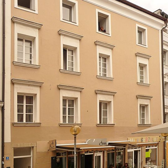 Wohn- und Geschäftshaus