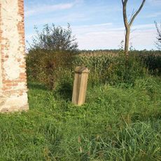 Kříž u silnice severně od Ohnišťovic