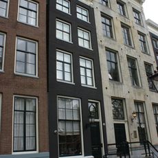 Pand met gevel onder gebeeldhouwde lijst met verhoging