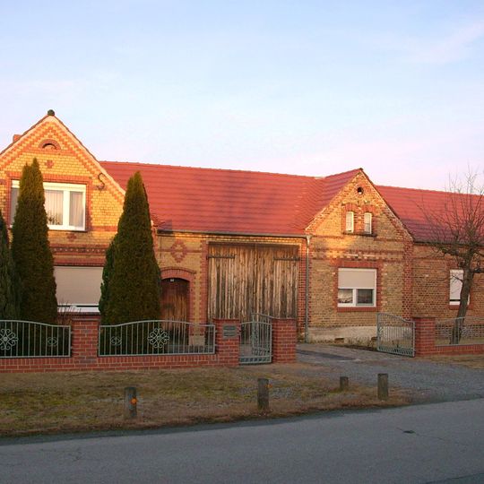 Bauernhof mit Wohnhaus, Torhaus, Seitengebäude und Scheune Lindenweg 4