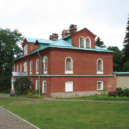 Трапезный двухэтажный корпус с мезонином