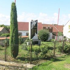 Pomník padlým na návsi v Úhercích