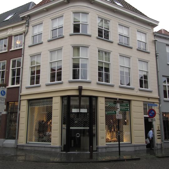 Huis met gebosseerd gepleisterde lijstgevel op de hoek van de lievevrouwestraat