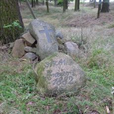 Grablege für Gefallenen der Schlacht bei Hochkirch von 1758 (im Rodewitzer Kiefernbusch, östlich des Ortes Rodewitz)