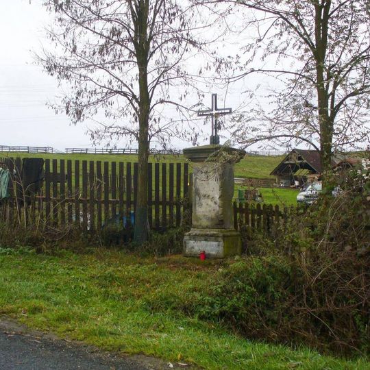 Kříž u silnice v západní části Volfartic