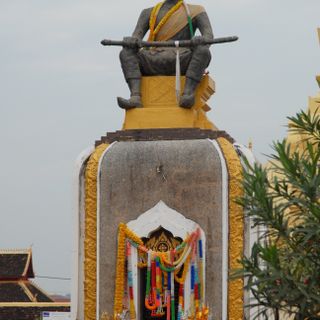 King Sayasetthathirath Statue