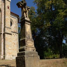 Kříž ve Studené Loučce u kostela (2)