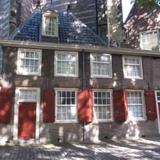 Tegen de oude kerk gebouwd huis ten dele onder plat-, ten dele onder schilddak