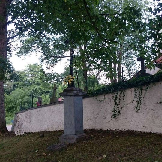 Kříž na návsi v Bedřichovicích