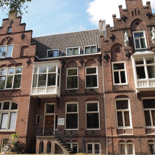 Dubbel herenhuis, door architect Tepe in 1871 voor hemzelf en de familie Mengelberg gebouwd in neo-gotische stijl