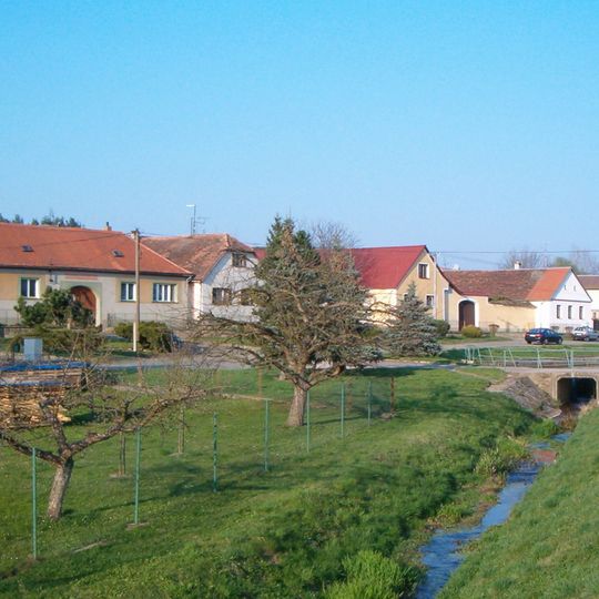 Most přes výpusť návesního rybníka ve Vnorovicích