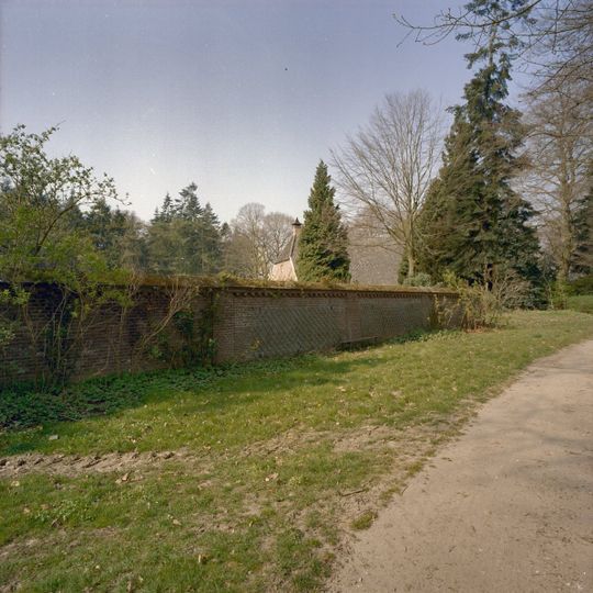 't Suideras: tuinmuur