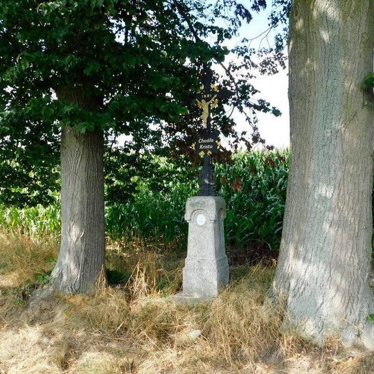 Kříž u silnice mezi Mnichovicemi a Kuňovicemi