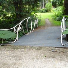 De Tempel: eenvoudige houten rustieke brug