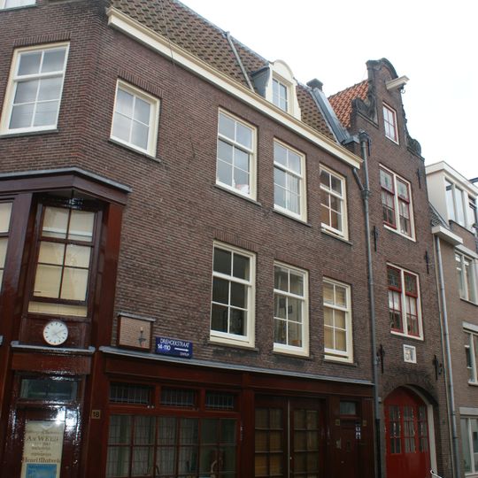Huis, vanwege de zandstenen onderdelen van de gevelhals
