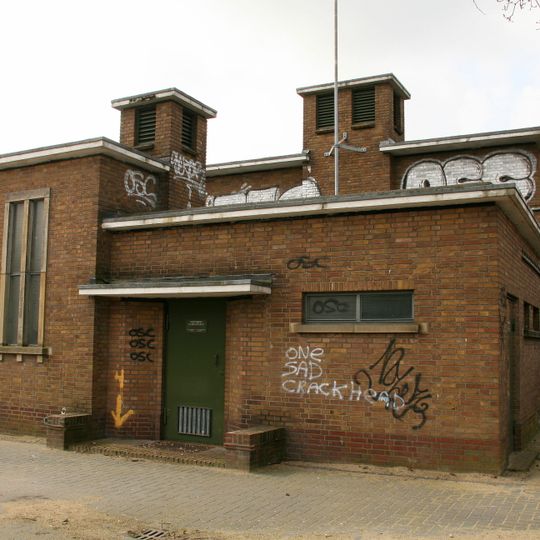 Voormalig schakelhuis met tuinhek