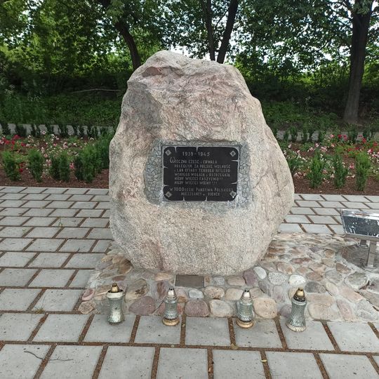 Pionki, Pomnik Chwała Poległym