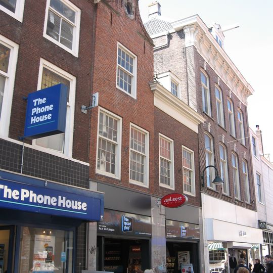 Pand met links een gevel met gezwenkte bekroning, waarin een oeil-de-boeuf en rechts een gevel met houten kroonlijst. Gerestaureerd 1964