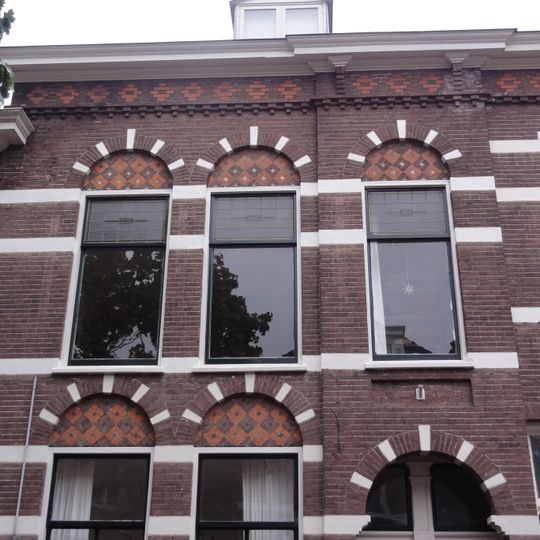 Tweebeukig woonhuis, bestaande uit een beneden- en een bovenwoning