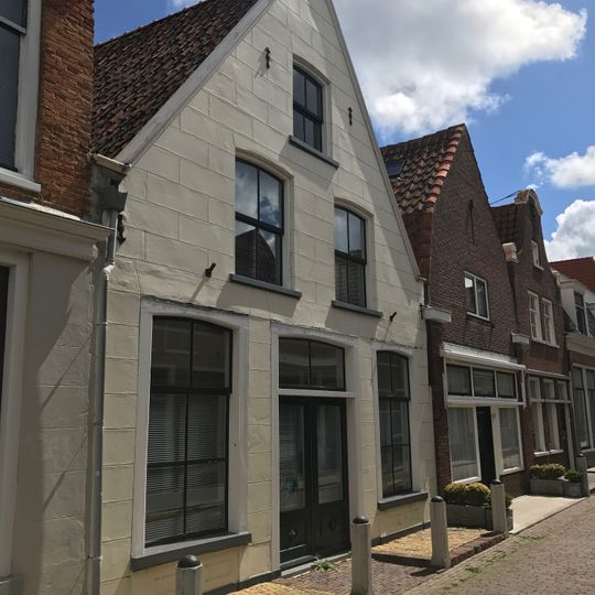 Pand met gepleisterde topgevel