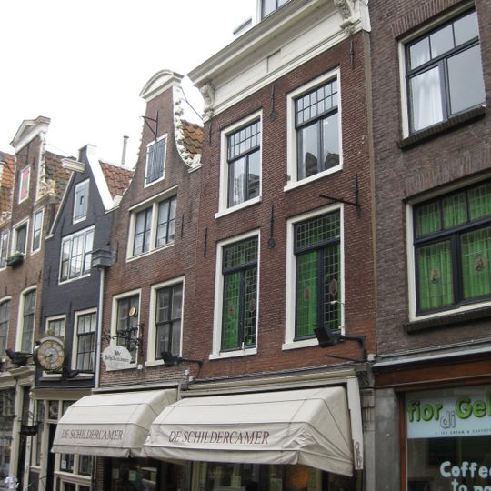 Pand met gevel onder rechte lijst met consoles