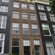 Pand met gevel onder gesneden rechte lijst