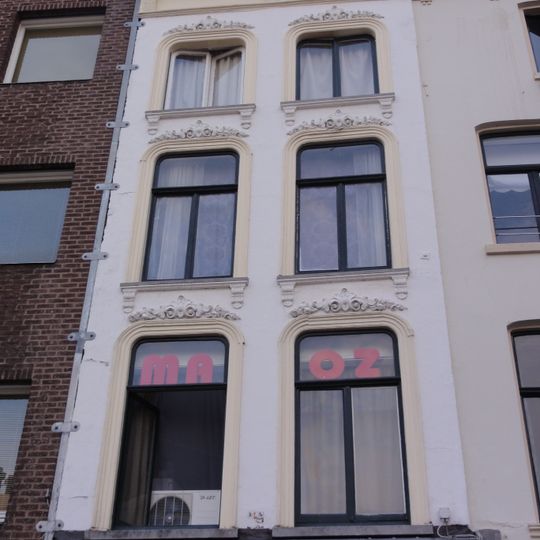 Pand met aan de voorzijde een gevel met stucversieringen