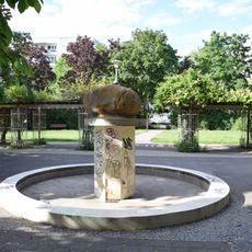 Brunnen mit Findling