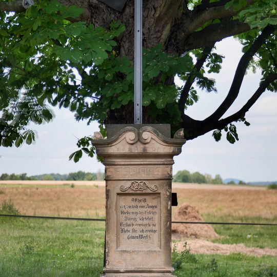 Kříž u silnice v dolní části Heřmanic