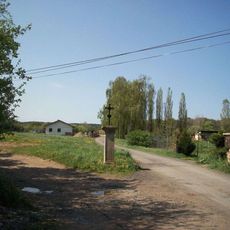 Kříž západně od Ledců